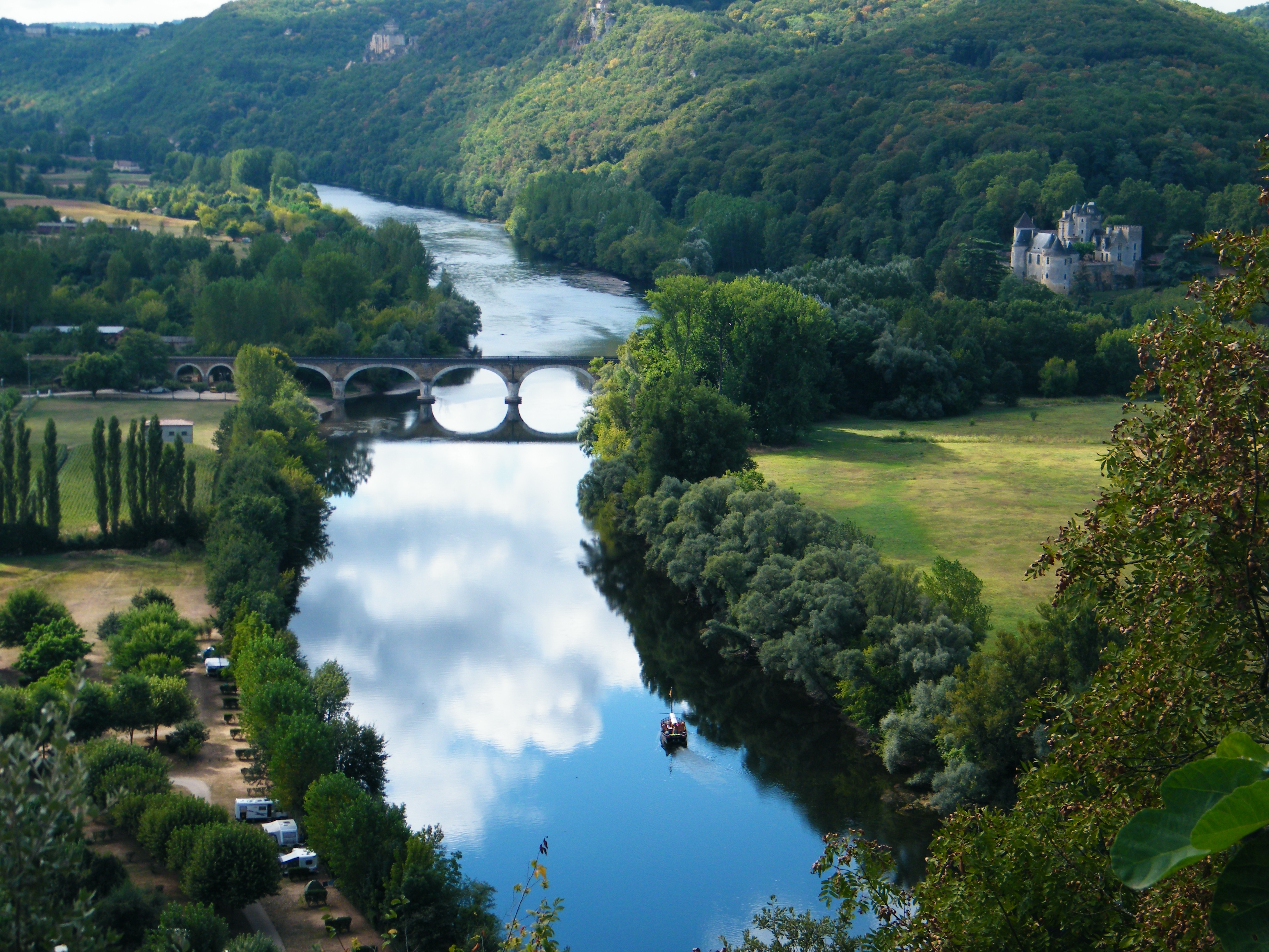 Назовите самую длинную реку франции. Река Дордонь Франция. Долина реки Дордонь Франция. Река Луара во Франции. Река Везер Перигор.